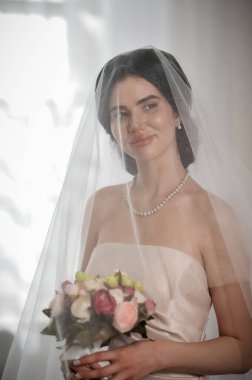 Sabah duvağı olan güzel gelin