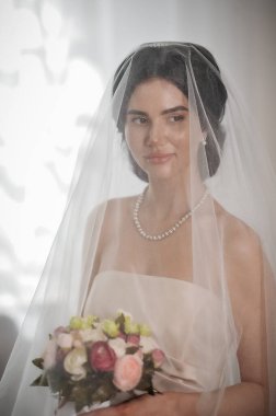 Sabah duvağı olan güzel gelin