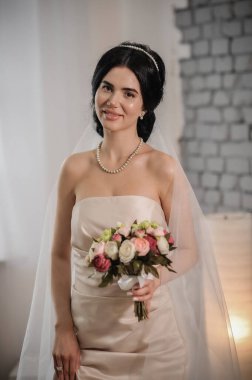 Düğün buketi olan güzel gelin