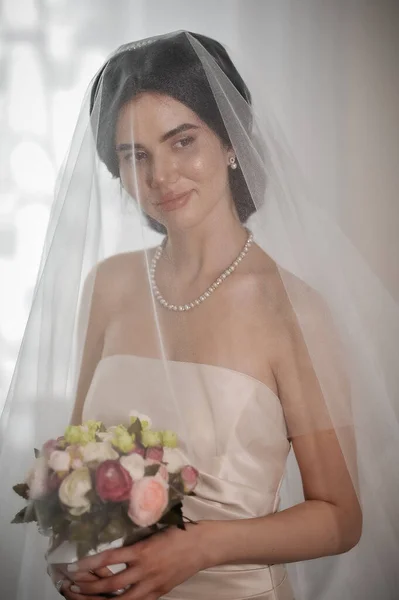 Mooie Bruid Met Sluier Ochtend — Stockfoto