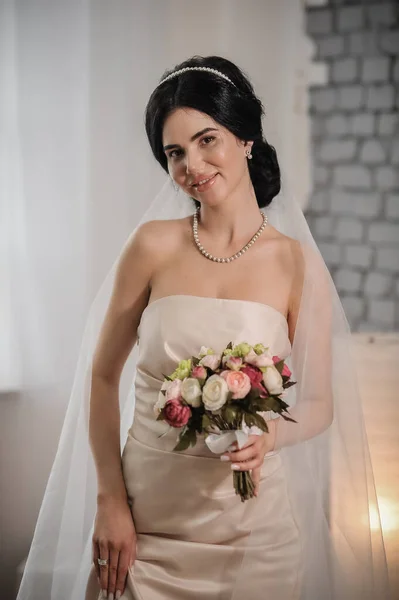 Hermosa Novia Vestido Blanco Con Ramo Flores —  Fotos de Stock