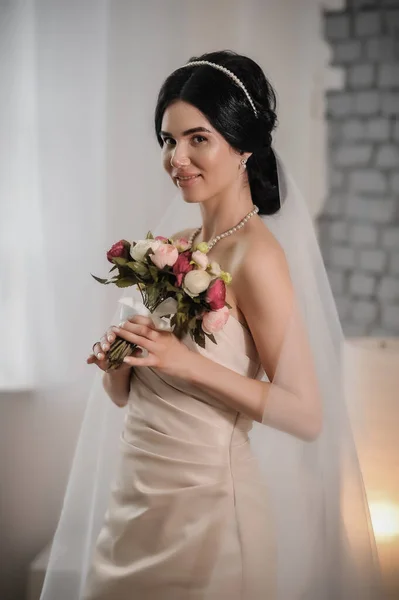 Hermosa Novia Vestido Blanco Con Ramo Flores —  Fotos de Stock