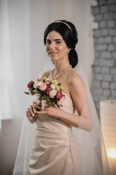 Bela Noiva Vestido Branco Com Buquê Flores — Fotografia de Stock