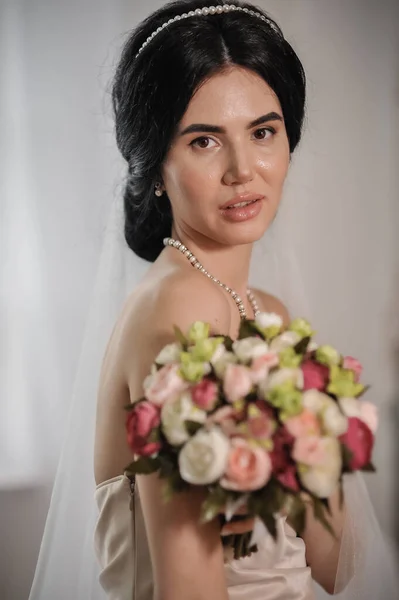 Bela Noiva Vestido Branco Com Buquê Flores — Fotografia de Stock
