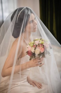Düğün buketi olan güzel gelin