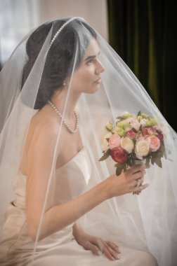 Sabah duvağı olan güzel gelin