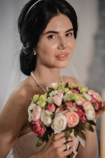 Bela Noiva Com Buquê Rosas — Fotografia de Stock