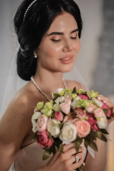 Красивая Невеста Букетом Роз — стоковое фото