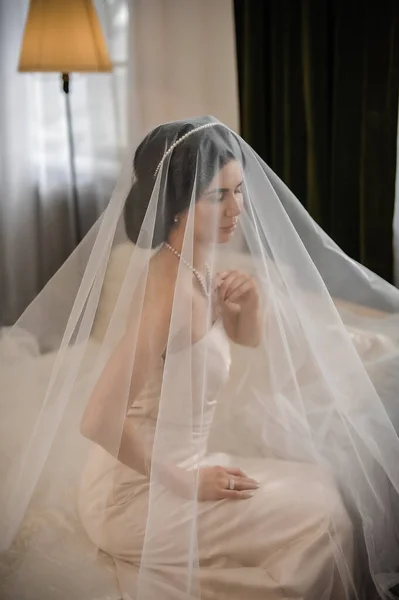 Pengantin Cantik Dengan Gaun Putih Dengan Kerudung — Stok Foto