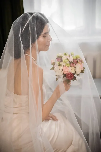 Mooie Bruid Een Trouwjurk — Stockfoto