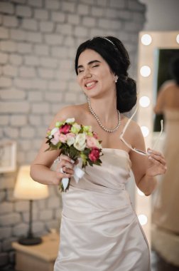 Güzel gelin sabah bir buket çiçekle