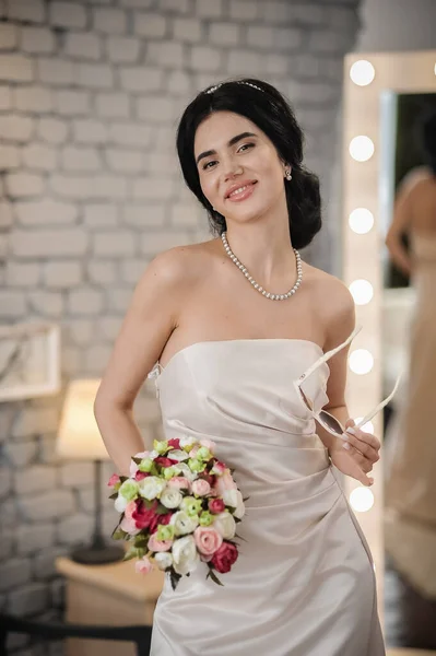 Mooie Bruid Met Een Boeket Bloemen — Stockfoto