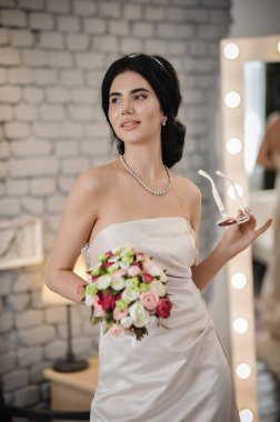 Bir buket çiçekli güzel gelin