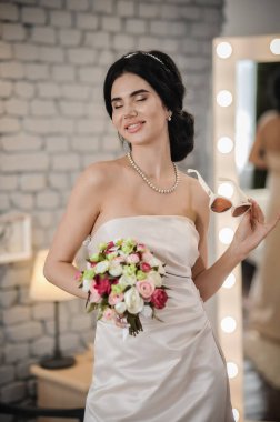 Arka planda düğün buketi olan güzel gelin.