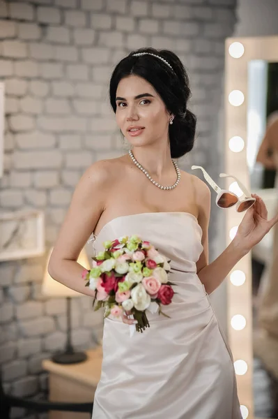 Красивая Невеста Белом Платье Букетом Цветов — стоковое фото