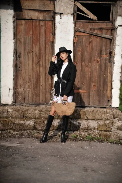 Young Beautiful Woman Black Leather Jacket Hat Posing Street — Stok fotoğraf