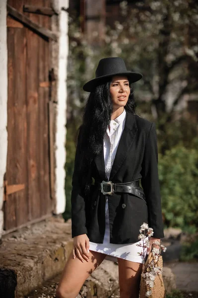 Beautiful Young Woman Black Dress Hat Gun Forest — Stock Fotó