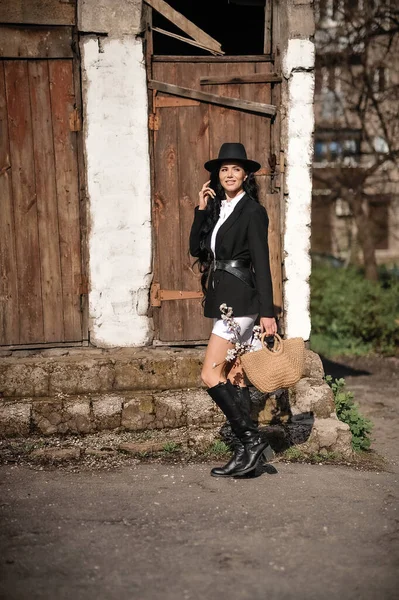 Young Beautiful Woman Black Leather Jacket Hat Posing Old Abandoned — Stok fotoğraf