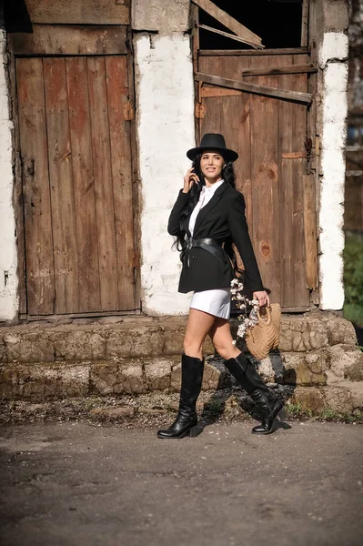 Beautiful Young Woman Black Leather Jacket Hat Posing Old House — Stok fotoğraf