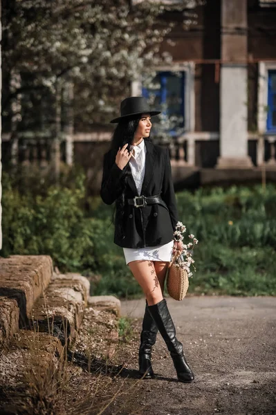 Beautiful Young Woman Hat Black Dress Bag Background — Stock fotografie