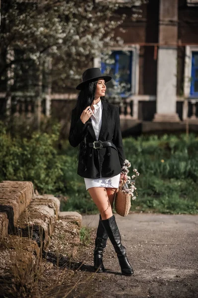 Beautiful Young Woman Hat Jacket Posing Park — 스톡 사진