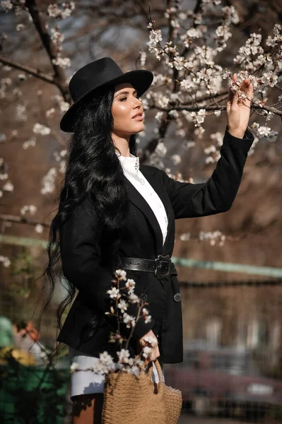Piękna Młoda Kobieta Czarnej Sukience Kapeluszu Pozowanie Parku — Zdjęcie stockowe