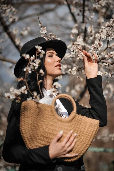 Şapkalı Güzel Bir Kadın Parkta Bir Çiçek Çelengi — Stok fotoğraf