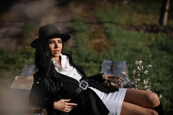 Piękna Młoda Kobieta Czarnej Sukience Kapeluszu Bronią Parku — Zdjęcie stockowe
