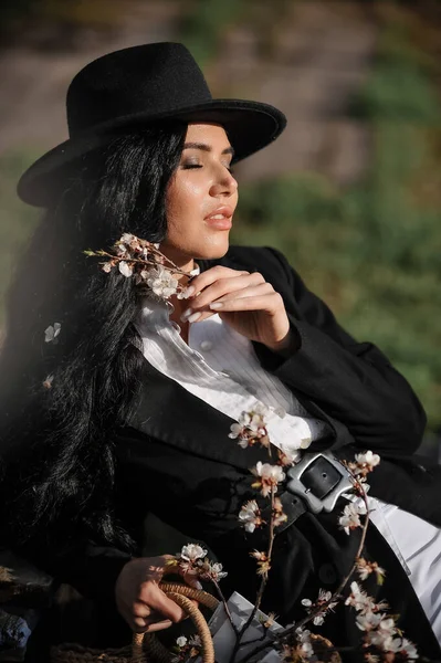 Beautiful Young Woman Black Dress Hat Cigarette — ストック写真