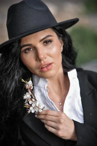 Bella Ragazza Con Fiori Foglie Giardino — Foto Stock