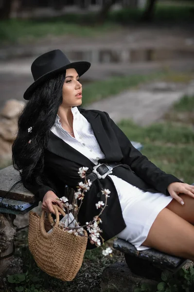 Bela Mulher Com Cabelos Longos Vestido Branco Parque Férias Verão — Fotografia de Stock