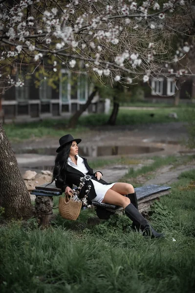 Retrato Menina Loira Bonito Sentado Parque — Fotografia de Stock