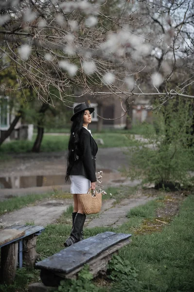 Parkta Ceketli Şapkalı Genç Bir Kadın — Stok fotoğraf