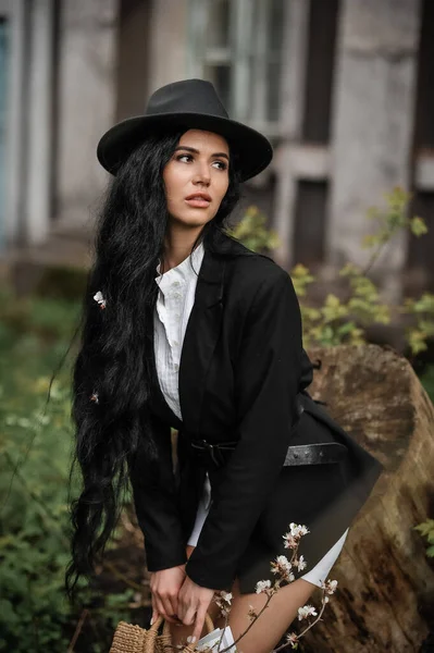 Piękna Młoda Kobieta Czarnym Kapeluszu Białej Koszuli Kurtce Drewnianej Ławce — Zdjęcie stockowe