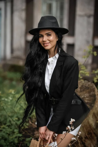 Beautiful Young Woman Black Hat White Dress — Φωτογραφία Αρχείου