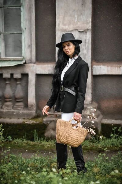 Young Beautiful Woman Hat Black Coat Posing Background Old Brick — Zdjęcie stockowe