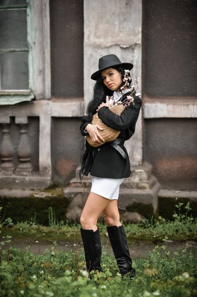Mladá Krásná Žena Černém Klobouku Kabát Pózovat Troskách Hradu — Stock fotografie