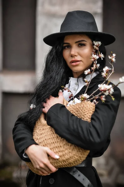 Schöne Junge Frau Einem Schwarzen Kleid Mit Hut — Stockfoto