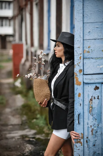 Young Woman Standing Looking Side Hat Bag Flowers Park Spring — Stock fotografie