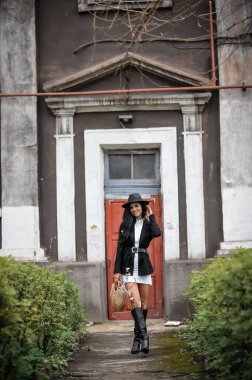 Genç ve güzel bir çift şehirde poz veriyor.