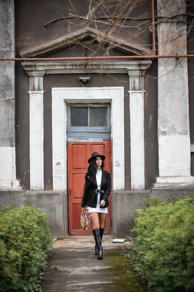Jovem Mulher Bonita Vestido Preto Com Uma Mochila Rua — Fotografia de Stock