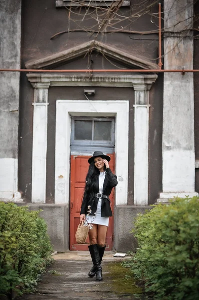 Jovem Mulher Bonita Vestido Preto Uma Jaqueta Caminha Cidade — Fotografia de Stock