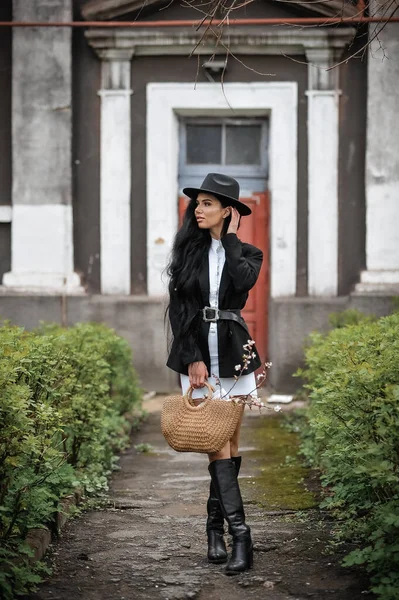 Young Beautiful Girl Black Dress Hat Bag Her Hands — Stock Photo, Image