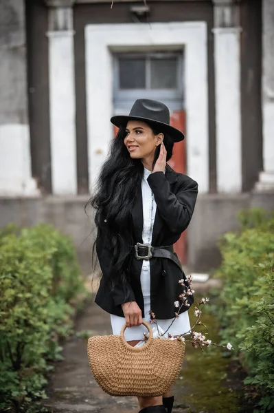 Young Beautiful Brunette Woman Black Hat Jacket Street — ストック写真