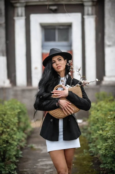 Menina Bonita Chapéu Vestido Preto Com Saco Café — Fotografia de Stock