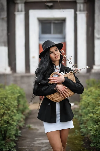 Mooie Jonge Vrouw Een Leren Jas Hoed Poseren Het Park — Stockfoto