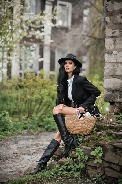 Beautiful Young Woman Hat Black Dress Bag Background —  Fotos de Stock