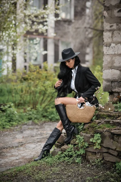 Girl Black Coat Bag Hands Park Nature — 스톡 사진