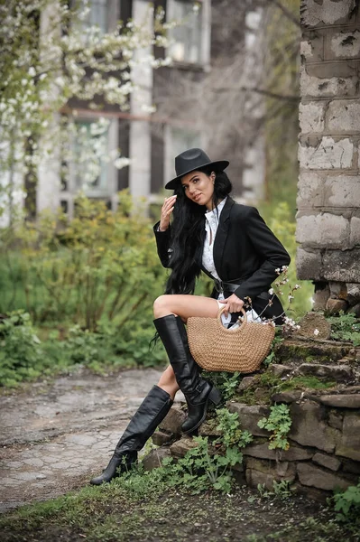 Beautiful Young Woman Black Hat White Dress Bag Roses —  Fotos de Stock