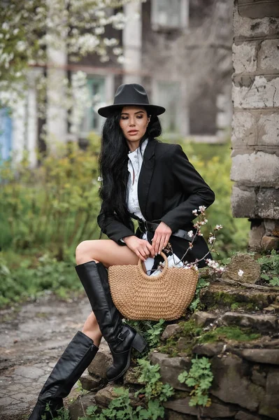 Beautiful Young Woman Hat Black Dress Bag Park — Φωτογραφία Αρχείου